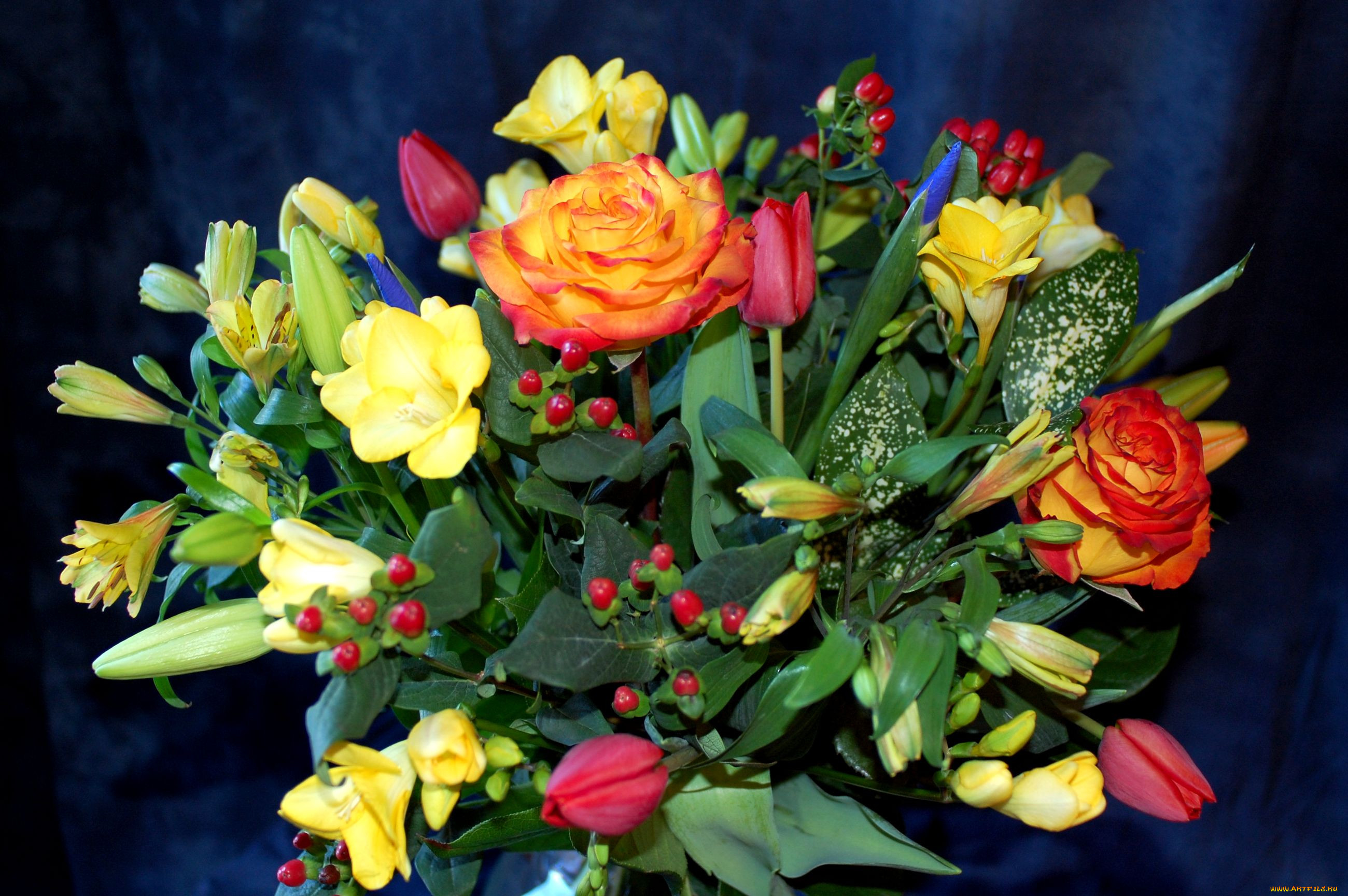 Купить розы и тюльпаны. Розы и тюльпаны. Букеты с тюльпанами и другими цветами. Желто красный букет.